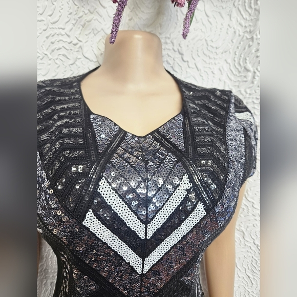 Elegant Black and Silver Geometric Dress - Picture 3 of 6